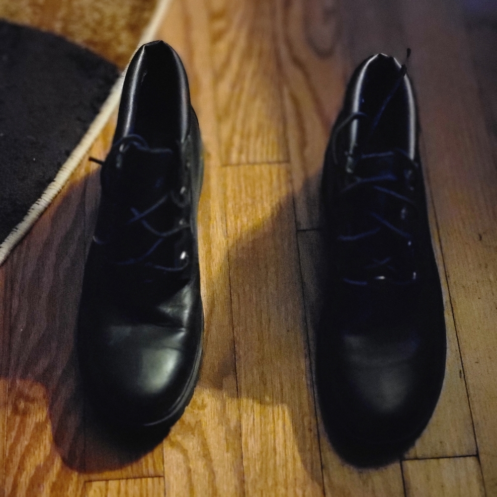 Women’s Mid‑Cut Timberland Boots – Black Leather (Great Condition)